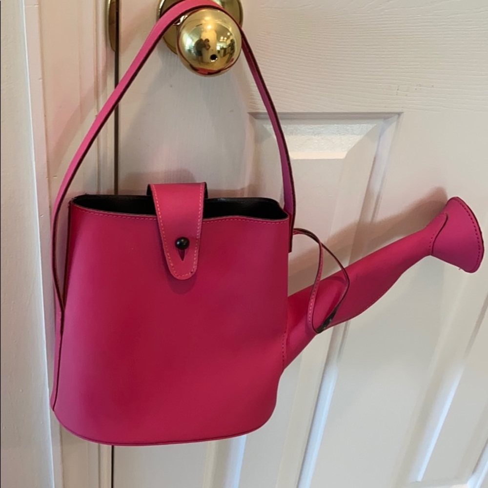 Retro Chic Pylones design by Lucas Purse